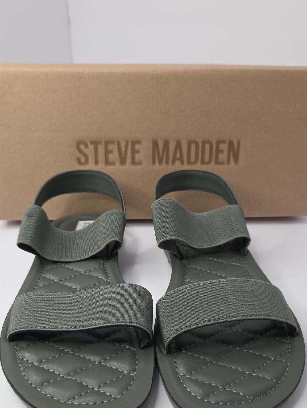 EUC Steve Madden Women's Randie flat sandals in olive green. size 6.5